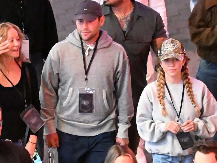 0929-Sydney-Sweeney-Scooter-Braun-Hold-Hands-Hollywood-Horror-Nights-Sub1