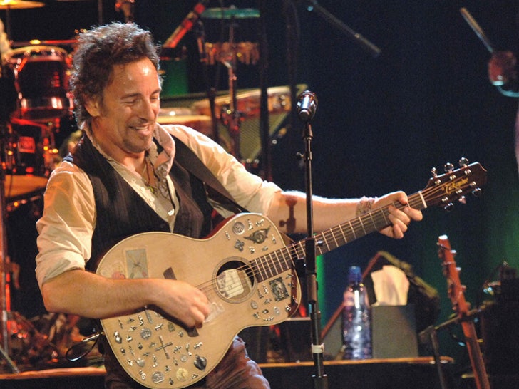 820abce94d5850819c2709d836f10913_md The Boss -- Bruce Springsteen Rock Photos