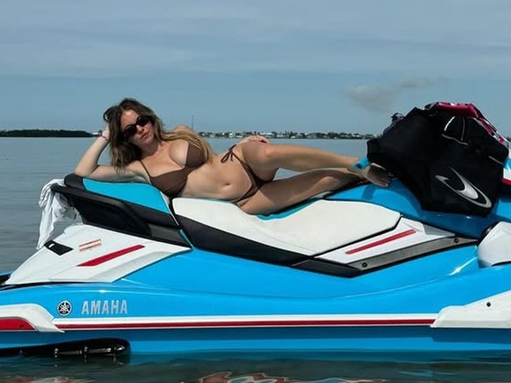 0910-Sydney-Sweeney-Hot-Shots-Sub2