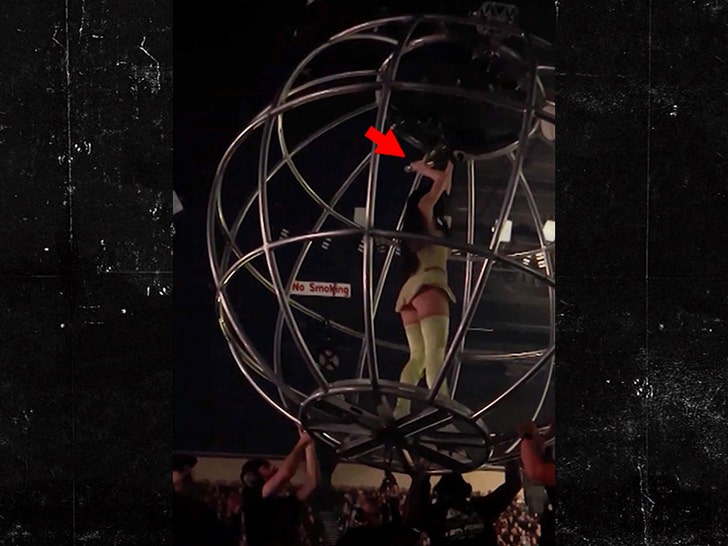 070125-katy-perry-hands-stuck-v1
