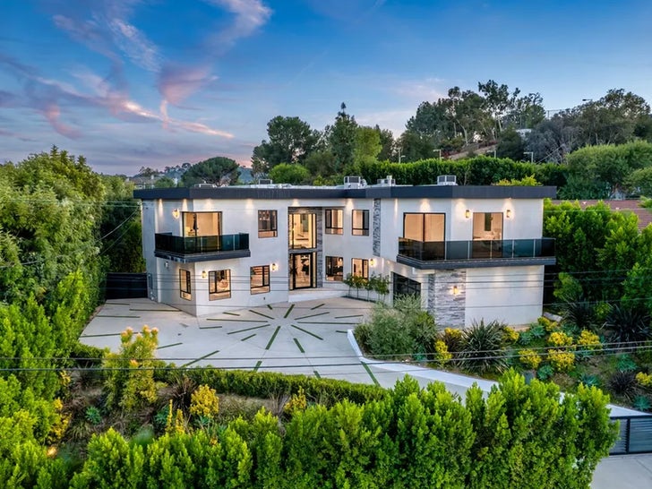 019beeb218f6465697058ddb3163a974_md 0324-robert-kardashian-sr-house-sold-primary-4