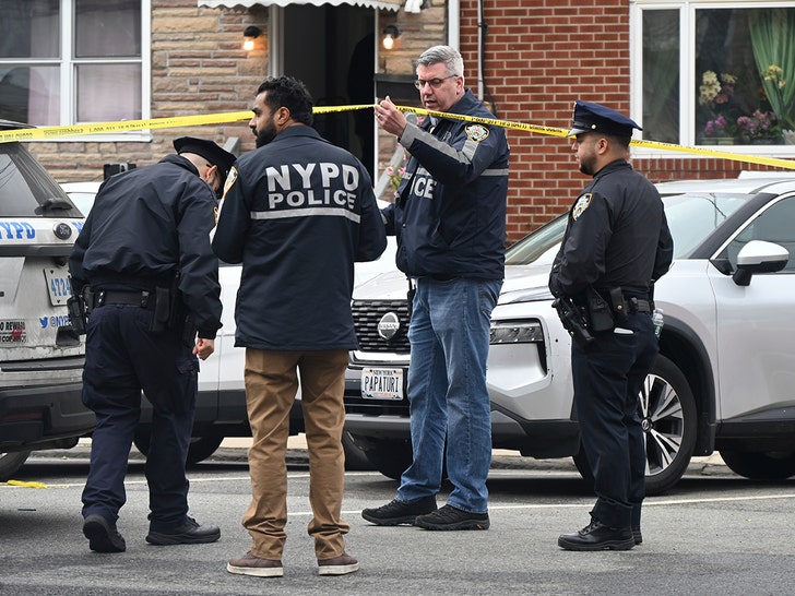 nypd-on-scene-brooklyn-stabbing-ap-2