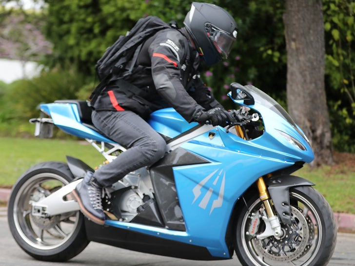 03cbc98f02cc46b08be14ed1bf09adc7_md 0328-Ben-Affleck-Riding-Blue-Bike-SUB