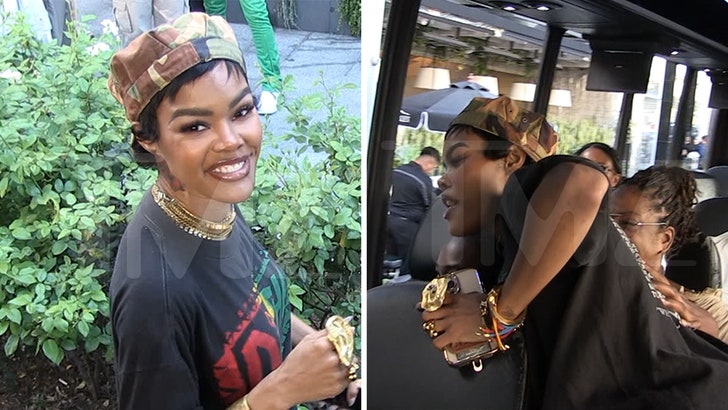 03fbc890efa14fe0bca8990e9269a122_md-1 073125_teyana-taylor_tmz_bus_kal