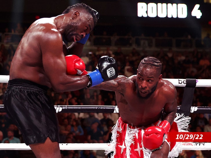 041815727234403aae26eaad8059f1de_md Le’Veon Bell (R) punches Uriah Hall of Jamaica during their cruiserweight bout at Desert Diamond Arena