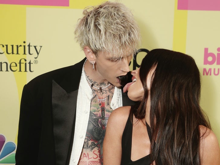04261a6b3a2a410580f7aec1c6e906f7_md-2 Machine Gun Kelly and Megan Fox Together