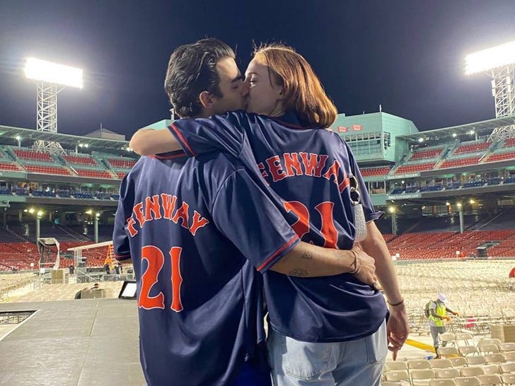 04909c4434eb4e1e9c52e40e7e922694_md Joe Jonas & Sophie Turner Together
