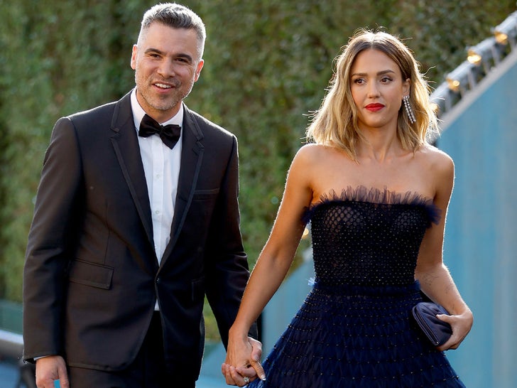05139bf353c144e3be545ca21065d6d5_md-1 Jessica Alba and Cash Warren Together
