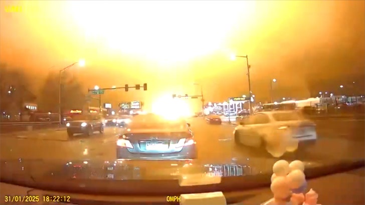 06d46ff67c8a4e819496065e14541e00_md 020125_philly_plane-_crash-kal