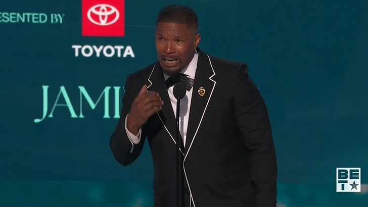 07305c7fed9b4f7ba7a7d8004415c50c_md 061025_jamie_foxx_kal