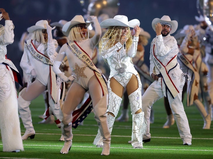 07c6d9ddb0a04ad3a9b43d348f7b8171_md Beyonce's Christmas Halftime Show