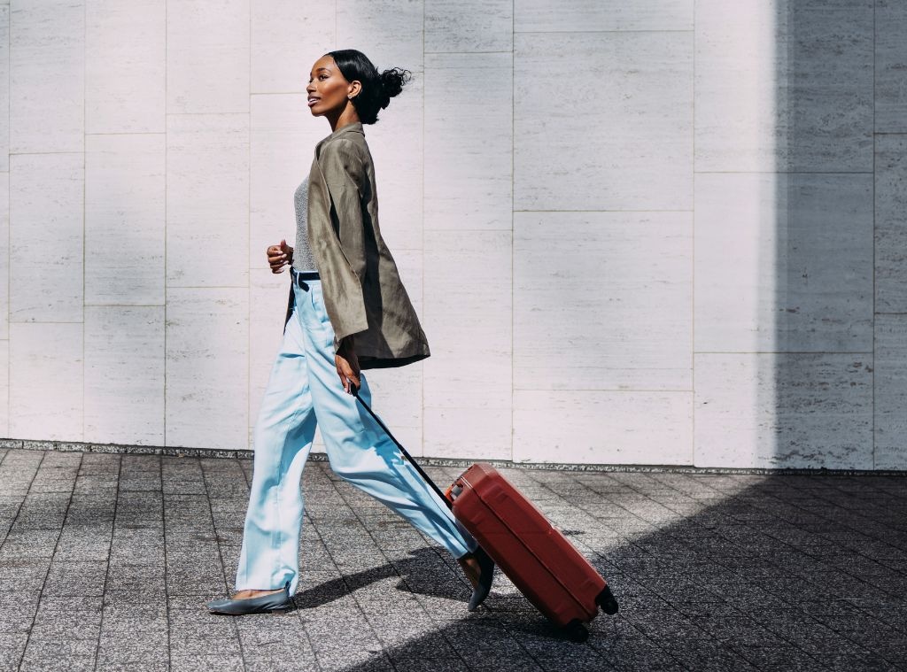 08946f54-74c1-4246-bef7-e0a6338011d1_1744309855 airport outfits hero image.jpg