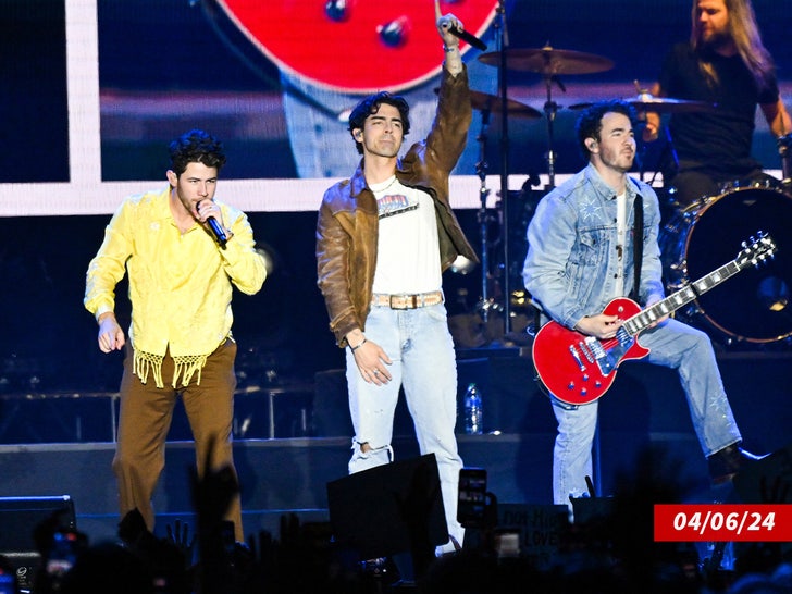 0a7fa59d44864d7c9c4f04457fe94b2c_md jonas brothers sub
