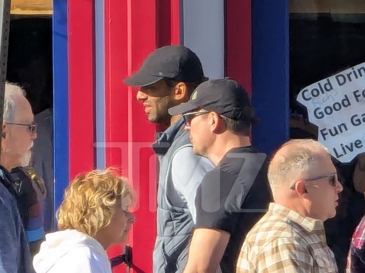 0b5ddb5862804b5c95b0b4a96d17c0ec_md Matt James spotted smiling/happy in Nashville amid Rachel Kirkconnell split