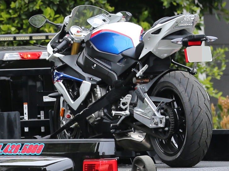0c444fb1f1924609bd24b27955eec0b9_md 0328-Ben-Affleck-Blue-White-Bike-On-Truck-SUB