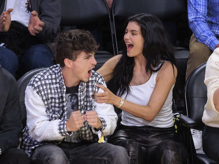 0c5d7165efce41daa0a178f3c8dcb401_md Timothée & Kylie Take Courtside for Lakers vs Timberwolves Game 5