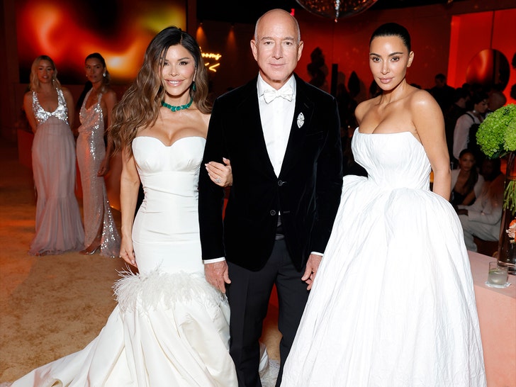 0cb78a4495a1488fae6ea1f5fc51dba5_md jeff bezos lauren sanchez kim kardashian getty 1