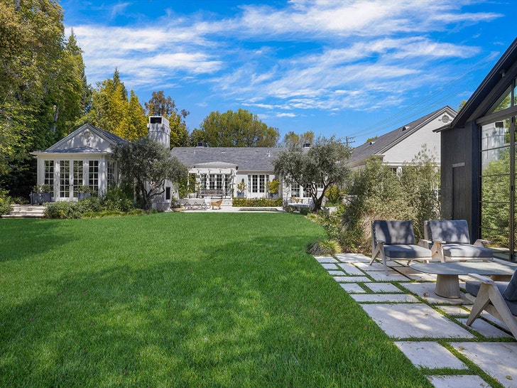 0d7556bcb57e421ba4eca07d67a0e020_md Inside Gwyneth Paltrow Home Mega 1