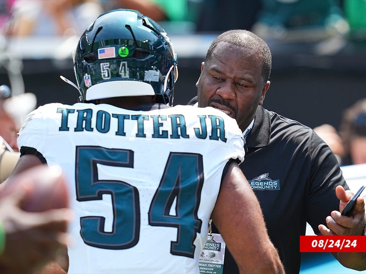 0de562bed80b4f9ca9b2147b248b6435_md Jeremiah Trotter Jr and Jeremiah Trotter Jr Sr Getty 1