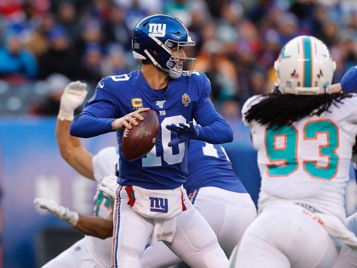 0e0546ead3ae4157a435babb057a16ed_md Eli Manning On The Field