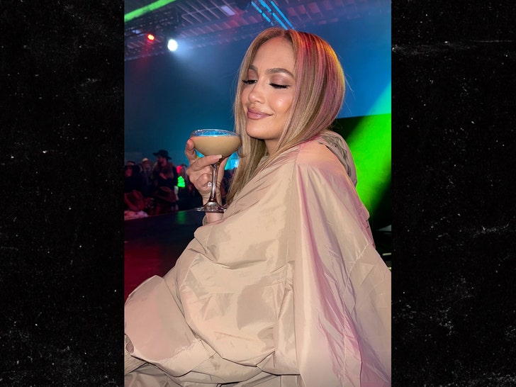 Jennifer Lopez Performs Her Song