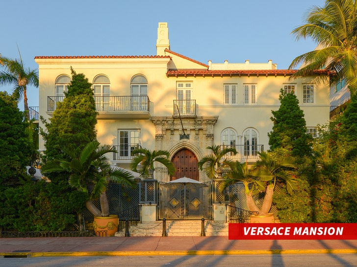 1320fad2792c4be39536817248de03de_md Versace Mansion miami