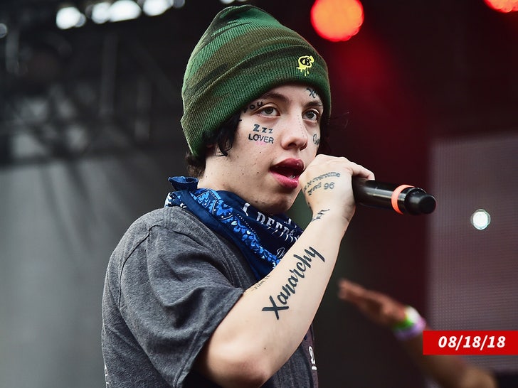 137a51f8d40245809b9afb2b4d0b03ec_md lil xan performing singing