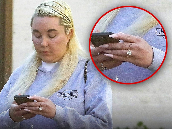 142f7fbb857449928787fd890438a258_md amanda bynes not engaged