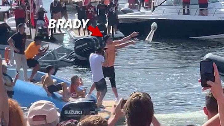 14f864f1a6104cbea487603fc406b997_md 021021_brady_boat_parade_toss_kal