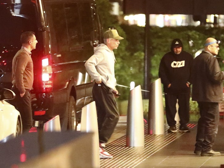 15a0b029755442478fd91871f53c6f63_md cash warren alone backgrid sub