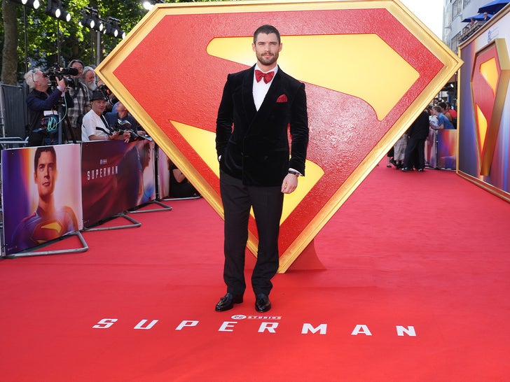 17e96225d9a3401c9a8e158ef5209f5b_md-1 David Corenswet, Rachel Brosnahan & More Attend 'Superman' London Premiere