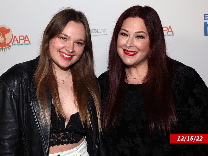 18a10fee621c4b7cb3321d0d6e7a97f4_md lola bonfiglio and carnie wilson getty 2