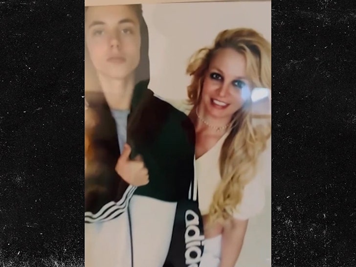 19811af0cea54e62a6ca41b6becebcfe_md 031125-britney-spears-primary-3