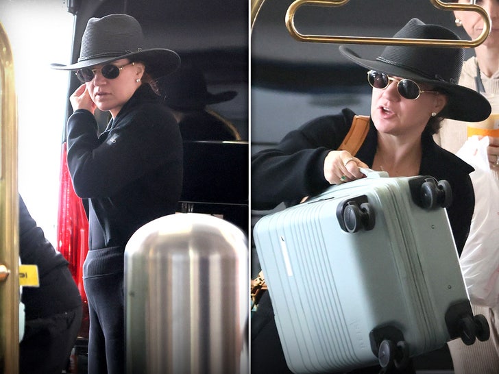 1a9ec88e7b364e45a63d5663564e9c75_md Kelly Clarkson Dons All-Black Attire at LAX with Family