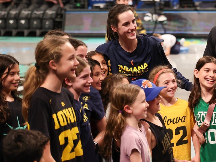 1bf6fc3e03384b4cbdfab91d7c428d10_md Caitlin Clark With Fans