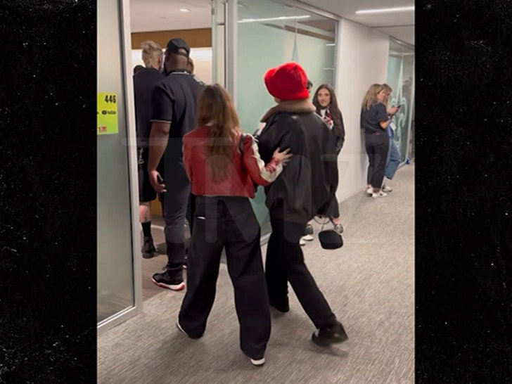 1c06ad78052b4d09885f7d85e370a211_md 021025-mgk-cara-delevinge-primary-3