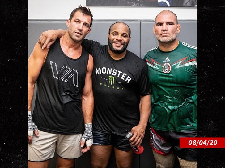 1e7ae9f30a924d48ae51b0a0b7417000_md luke rockhold cain velasquez  sub instagram swipe