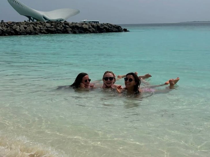 1e8814d383e3469387283b7aa27257b4_md 0127-sophie-turner-girls-trip-maldives-photos-primary-2