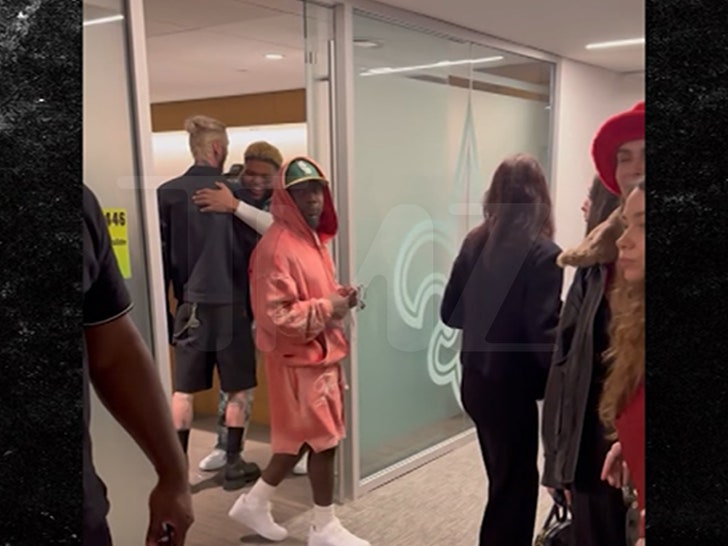 1fc6cc20dc604324b536c72f63d29090_md 021025-mgk-cara-delevinge-primary-2