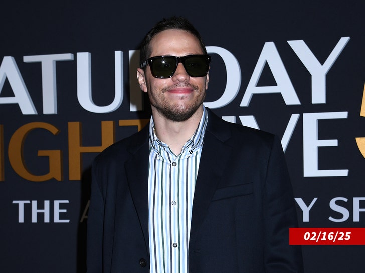 1fc8bcdb88a14d43a137cc37a475d05a_md Kim Kardashian and Ex Pete Davidson Have Run-In At SNL's 50th Special