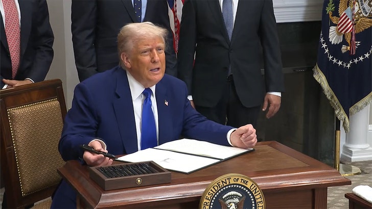 247062b2c677409585ccc7238f2df7d6_md donald-trump-plane-kal-v2-05-12-2025