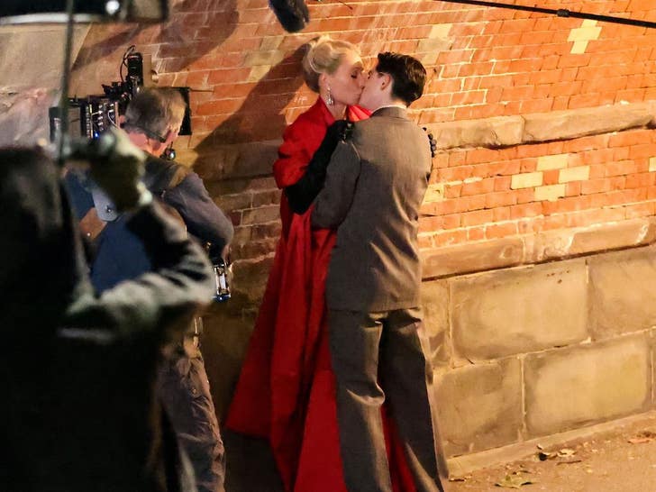 24d47ecebb9243ce87517c3458713ac3_md Gwyneth Paltrow and Timothee Chalamet Kissing