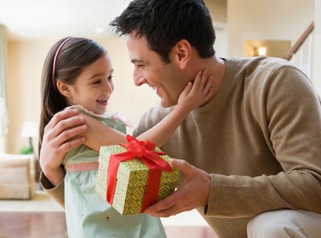 252efaf4-f544-4205-a58c-82262d43723f_1747694780 fathersdaygifts hero image.jpg