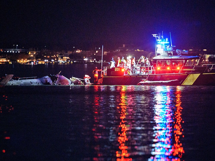 25f315c47c8f4f558608bfd1e3440a83_md-5 American Airlines Crash Near Reagan Airport