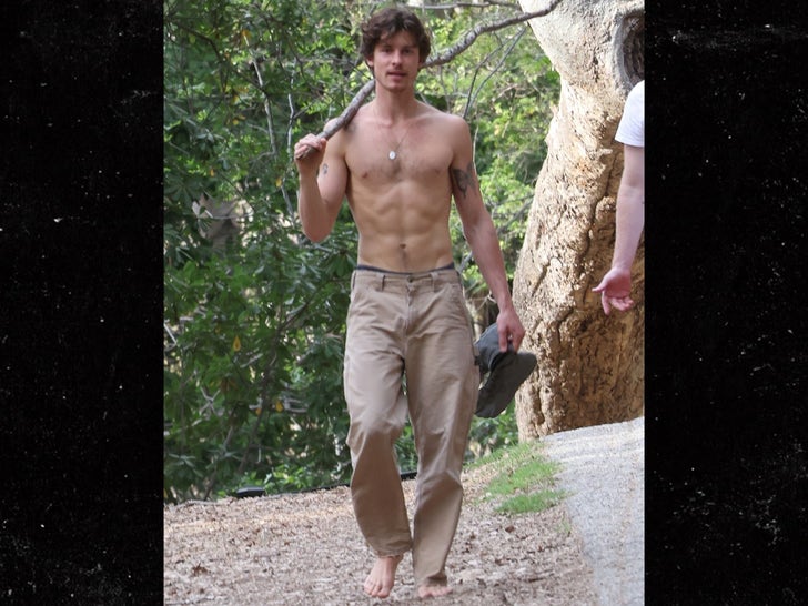 25f87c818b0a42a6a72701226bb621be_md 0228-Shawn-Mendes-Goes-Shirtless-During-Griffith-Park-Hike-primary-3