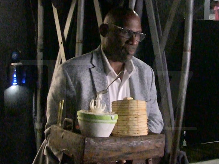 022125-rihanna-birthday-cake