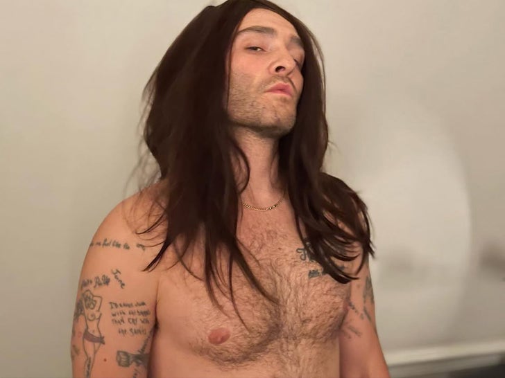 2861e8d9e4aa4e67b93aae4c770a8fa2_md 0228-Celebs-Wiggin-Out-Sub4
