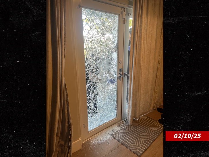 28c1de34cd6f4732b7a3c68ccb205372_md sophie rain stalker broken door