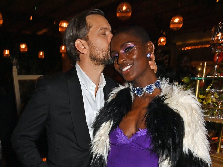 2b2bf8f7d4094a95861429521fd68c20_md Joshua Jackson and Jodie Turner -- Happier Times