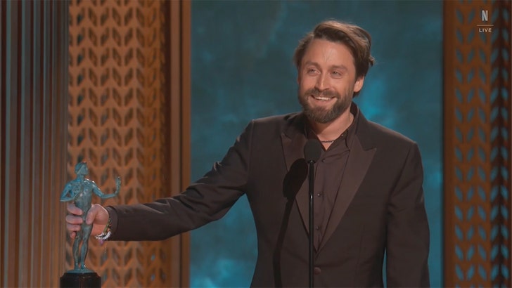 2da6095b74a5402ba913c158d09fb514_md 022325-sag-awards-kieran-culkin-kal